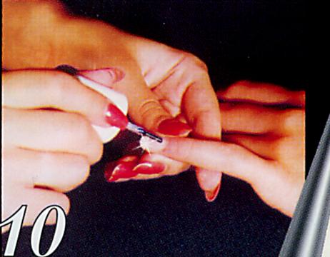 10.	Покройте ногти Nail  Whitener (#4205), чтобы предотвратить их пожелтение под действием солнечных лучей.