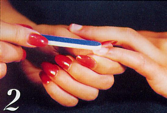 2.Пилочкой (#5142  или  #4034) обработайте всю поверхность ногтя и придайте ему нужную форму. Похлопывая руками друг о друга,  стряхните опилки (не вытирайте и не счищайте щеткой). 