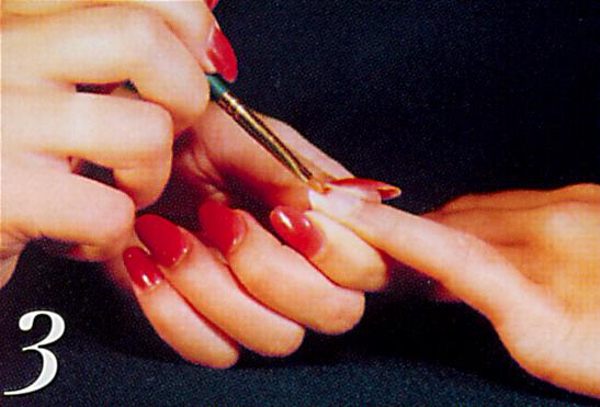 3.Нанесите первый слой геля Nail Gel на ноготь и на край ногтя (удалите излишек геля с кутикулы при помощи палочки).