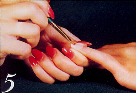 5.Нанесите второй слой геля  Nail Gel на ноготь и на край ногтя (почистите кутикулу палочкой).