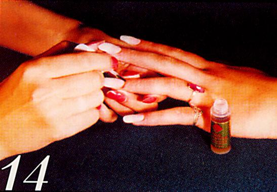 14.	Тщательно вымойте руки. Нанесите  Nail Enhancer (#4200) на кожу вокруг ногтя и вмассируйте  восходящими движениями до первой фаланги пальца