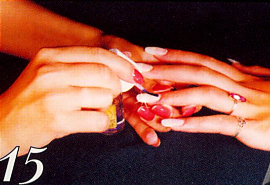 15.	Покройте ногти Nail  Whitener (#4205), чтобы предотвратить их пожелтение под действием солнечных лучей
