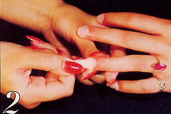  2.	 Подпилите пилочкой свободный край ногтя. Подберите накладной ноготь (#4050), для этого приложите его к естественному так, чтобы края естественного ногтя соответствовали углублению накладки. Боковые края накладки не должны заходить за основание естественного ногтя.