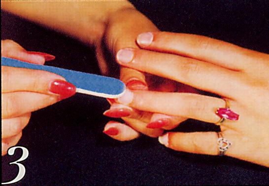 3.Пилочкой (#5142  или  #4034) обработайте всю поверхность ногтя и придайте ему нужную форму. Похлопывая руками друг о друга,  стряхните опилки (не вытирайте и не счищайте щеткой).