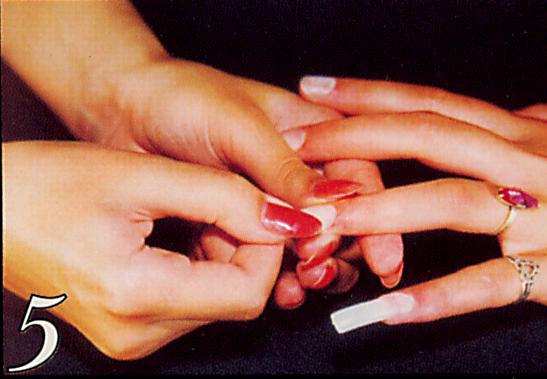 5.Прижмите накладку к ногтю со стороны кончика ногтя и держите в таком положении в течение 10 секунд.