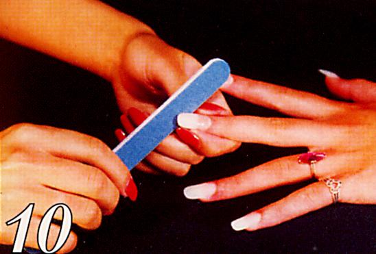 10.	Аккуратно снимите трафарет и пилочкой придайте ногтю нужную форму.
