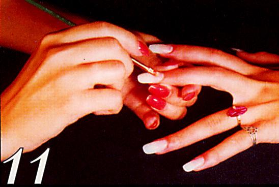 11.	Нанесите толстый слой геля Nail Gel по центру ногтя и тонкий слой у кутикулы и свободного края ногтя.