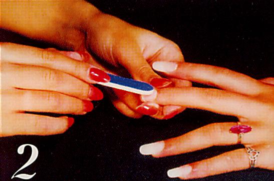 2.	Пилочкой (#5142  или  #4034) обработайте всю поверхность ногтя и придайте ему нужную форму, оставив свободный край ногтя не менее 2 мм. Похлопывая руками друг о друга,  стряхните опилки (не вытирайте и не счищайте щеткой). 