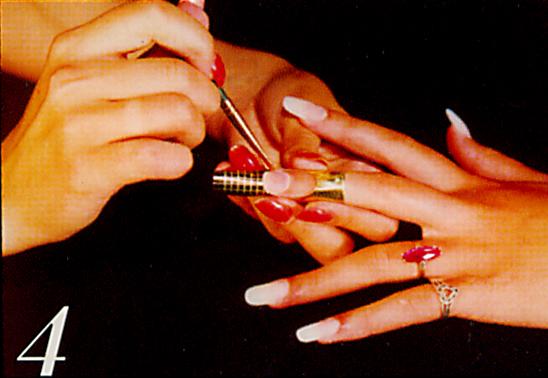 4.	Нанесите гель Nail Gel на всю поверхность ногтя и на трафарет (удалите излишек геля с кутикулы при помощи палочки).