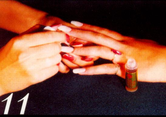 11.	Тщательно вымойте руки. Нанесите  Nail Enhancer (#4200) на кожу вокруг ногтя и вмассируйте  восходящими движениями до первой фаланги пальца